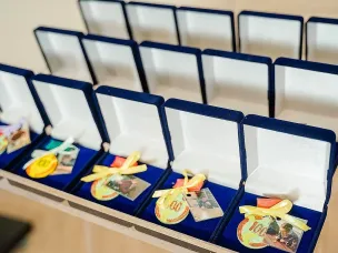 Руководителя центра и ребят наградили за участие в росписи медалей ко дню итоговой коллегии министерства спорта