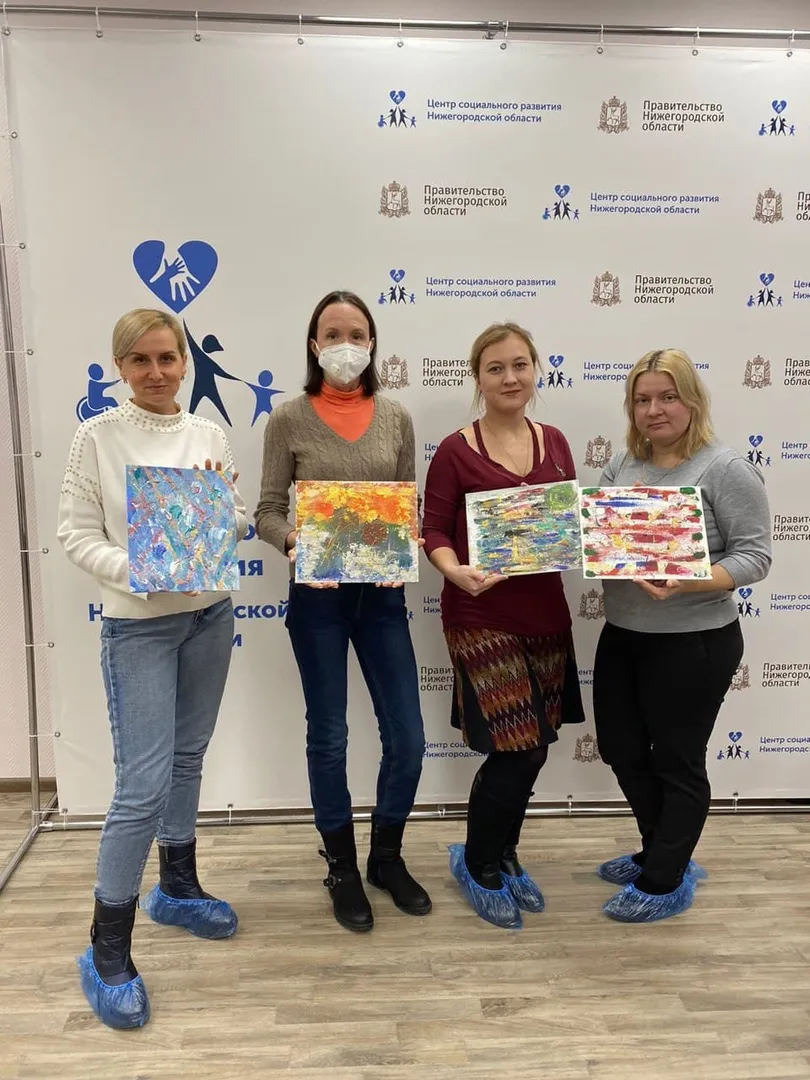 В пятницу провели мастер-класс по эмоциональной живописи для родителей