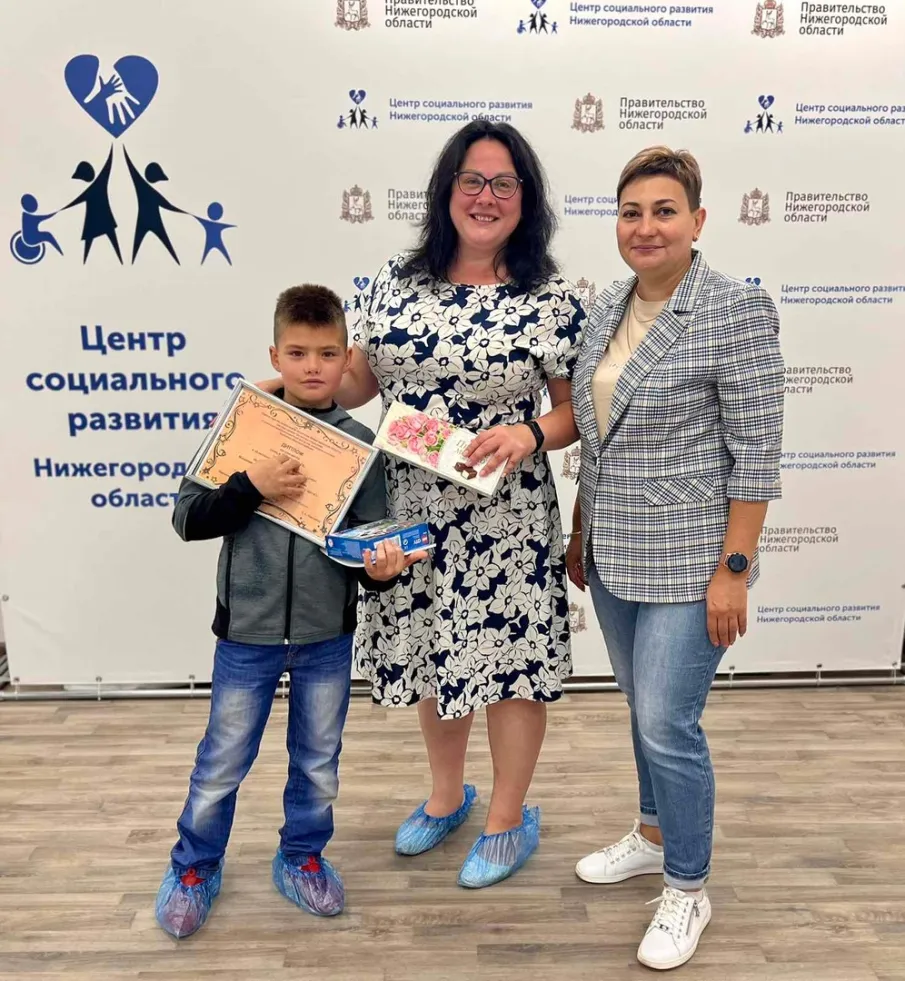 В среду с радостью награждали одну из семей, находящихся на социальном сопровождении в нашем центре