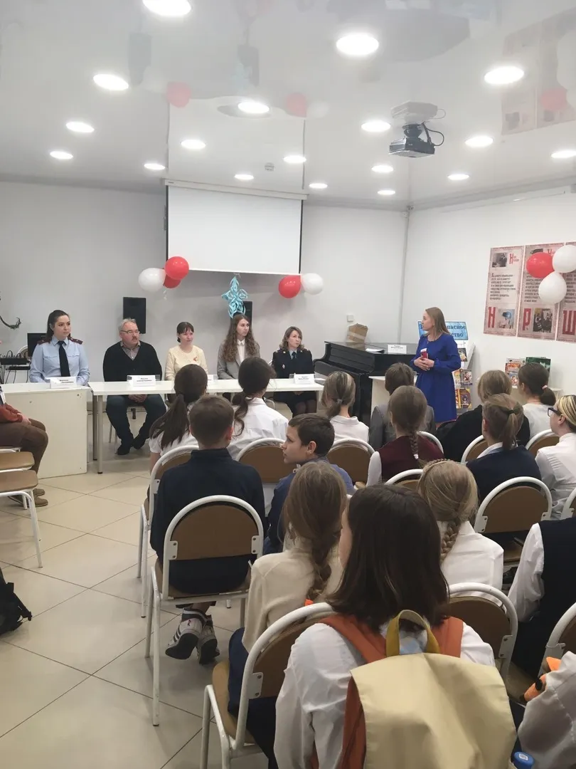 Заведующий отделением приёма граждан нашего центра приняла участие в детском правовом форуме "Шаг в будущее"